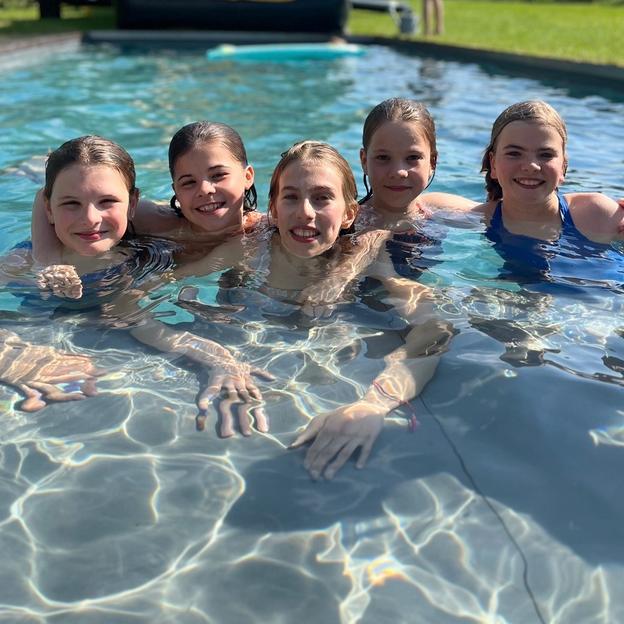 Estee-Hanna-Camille-Margaux-Leo