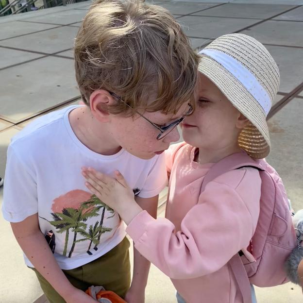 Jasper loopt voor zusje Rosalie