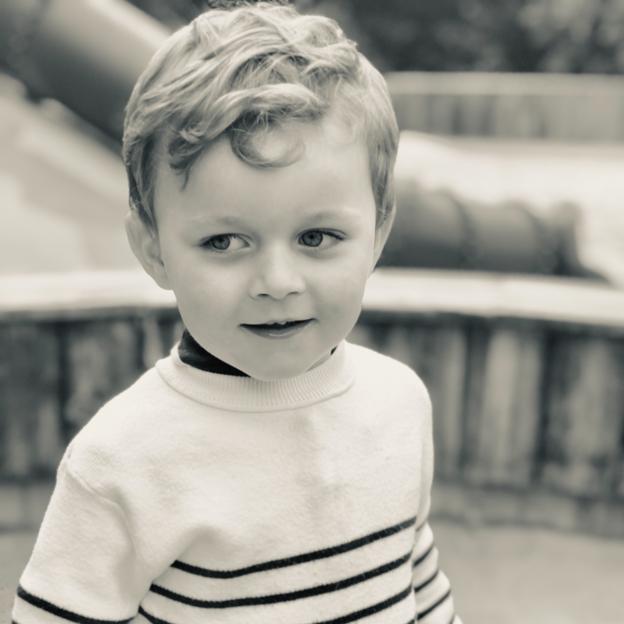 Augustin is running with Alice to kick cancer