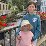 Elias loopt voor zusje Rosalie