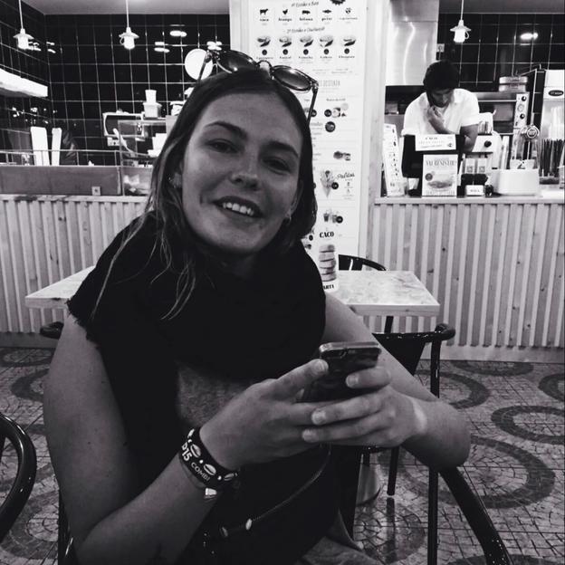 Caroline, supporter van Leon