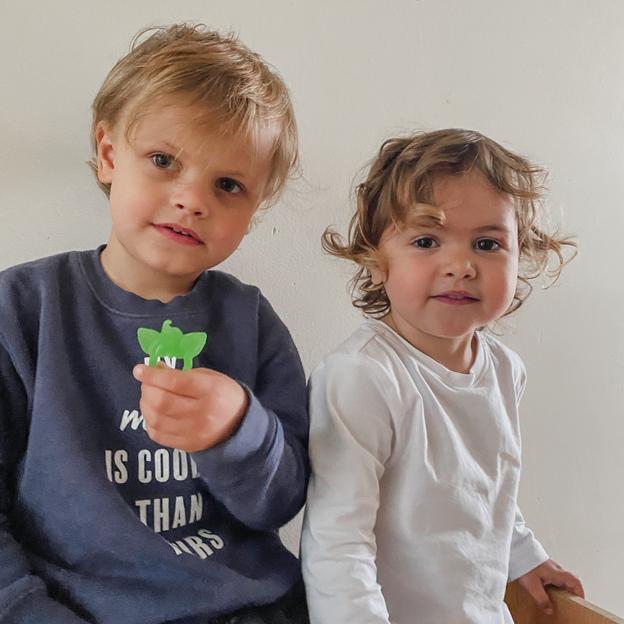 Mia, kleine zus van Leon
